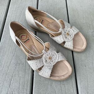 Earth Spirit Sandals Womens Size 7.5 Beaded Leather Casual Pull On Beige Wedge
